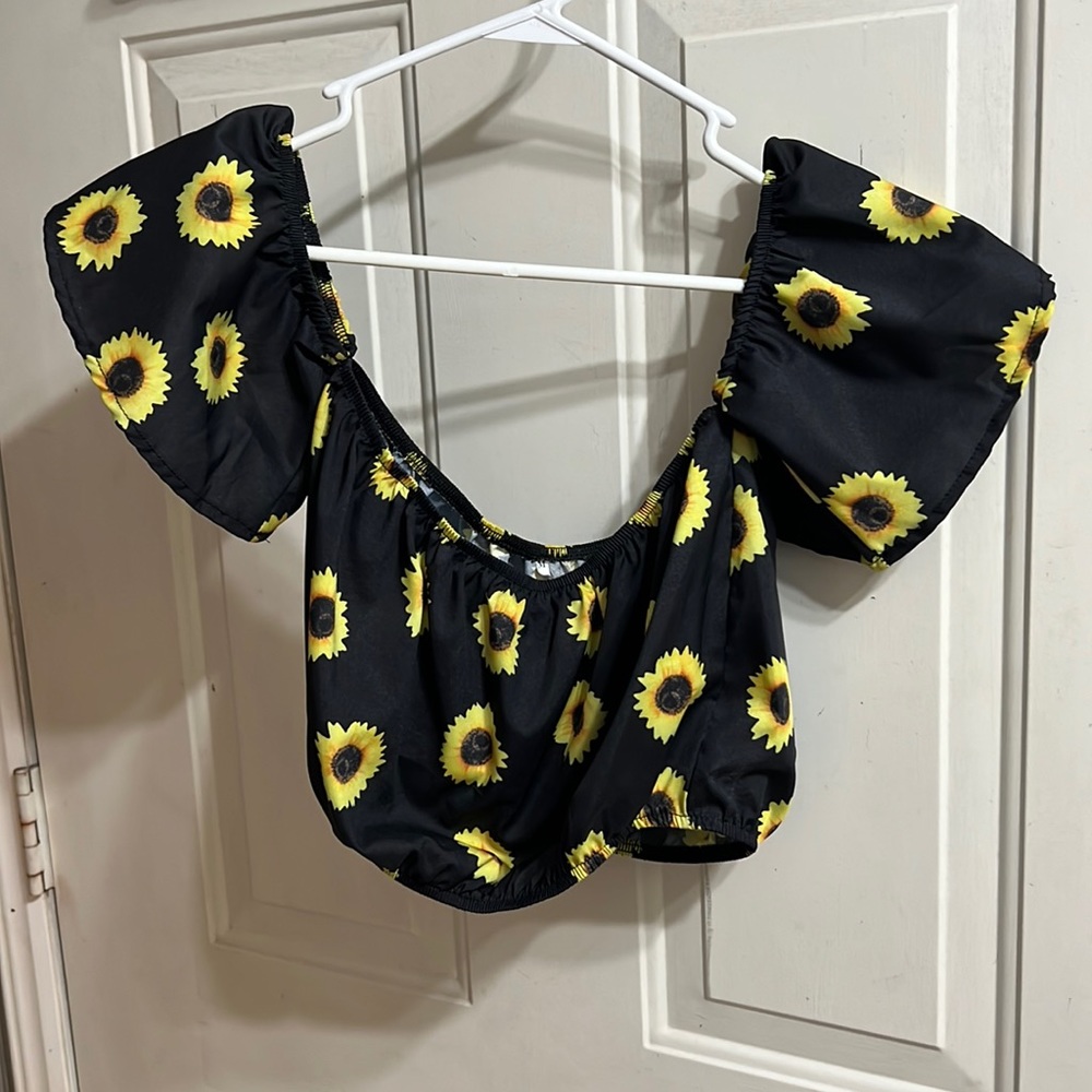Junior’s Crop Top size medium